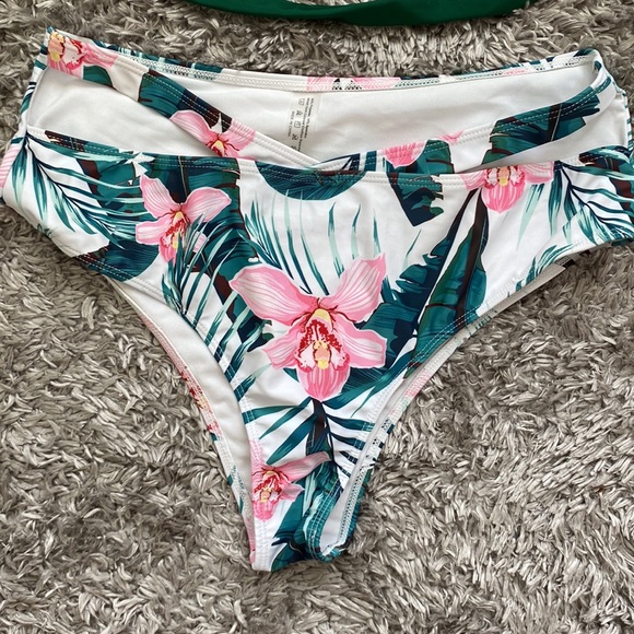 Bikini - Picture 2 of 4